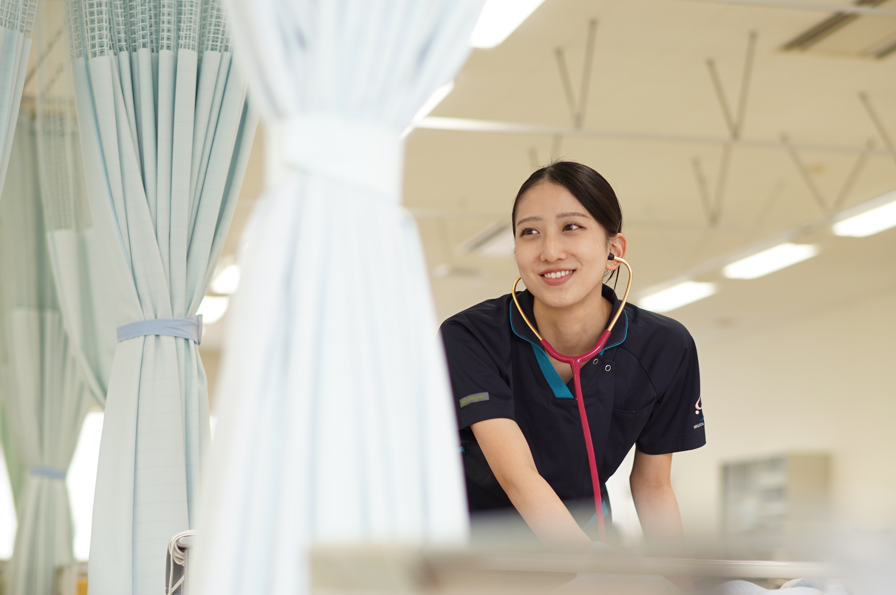 ICT端末を活用して情報を管理する看護師