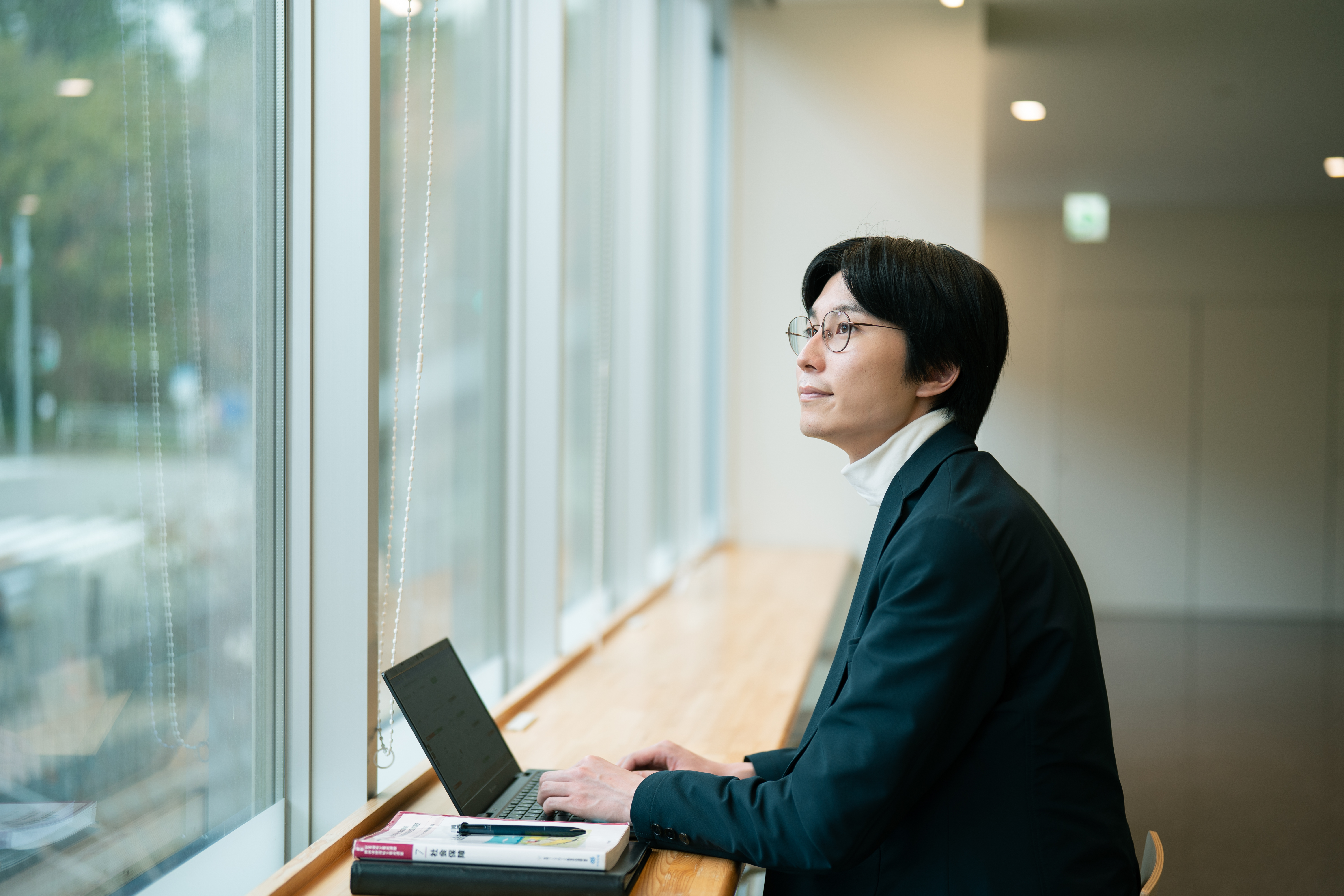 相談に乗る社会福祉士のイメージ