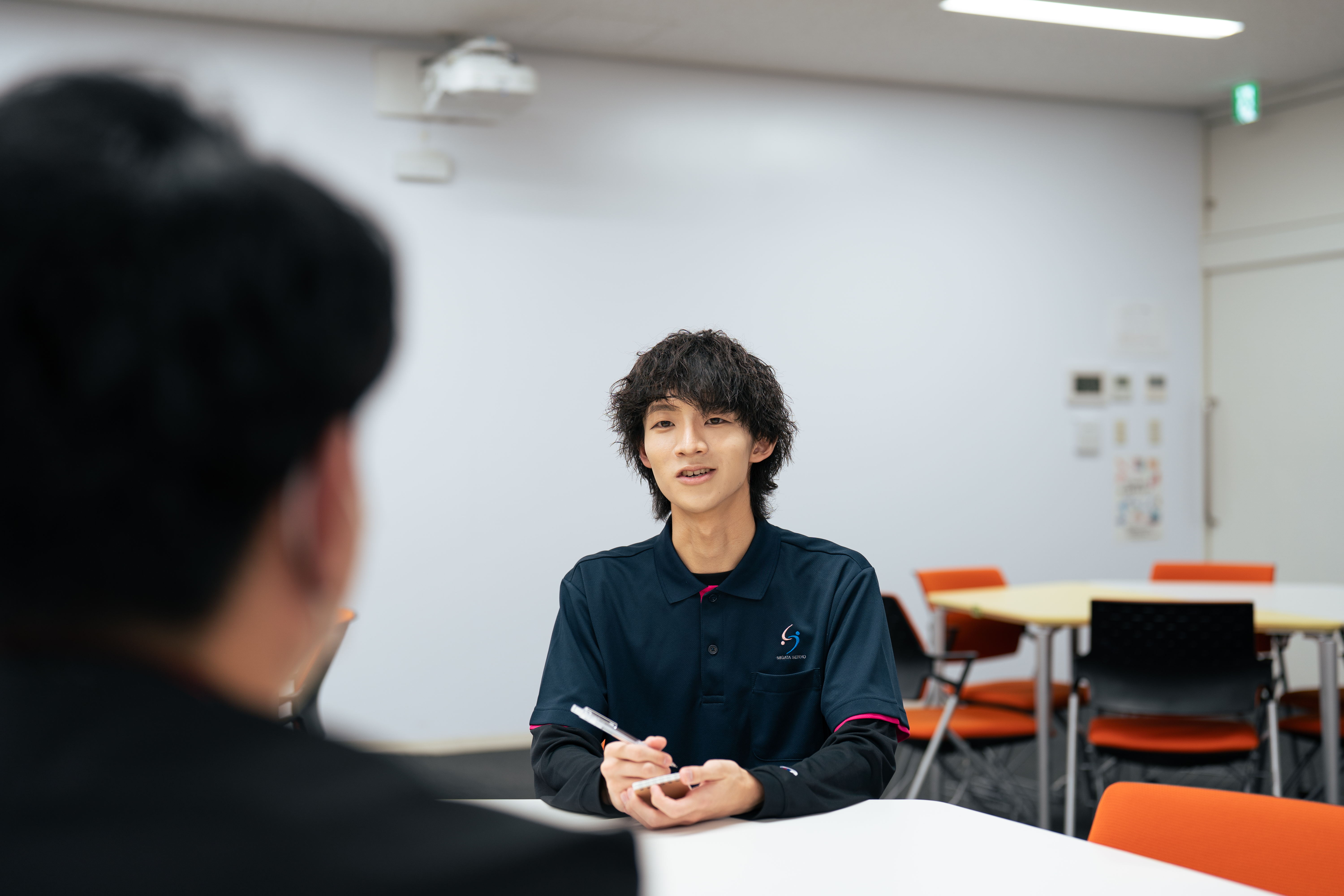 相談に乗る精神保健福祉士のイメージ